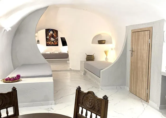 Petuna Cave Fira (Santorini)